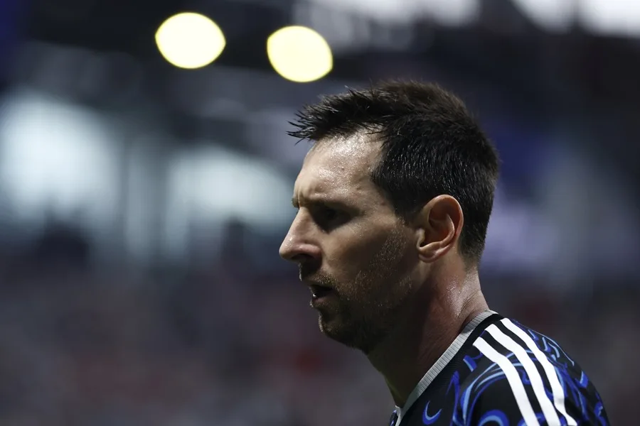 Lionel Messi de Argentina observa durante el partido de semifinales de la Copa Mundial de la FIFA 2026