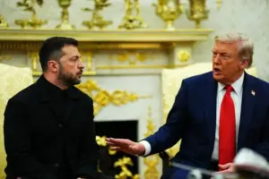 En la otra, imagen de archivo del presidente estadounidense, Donald Trump y su homólogo ucraniano, Volodimir Zelenski (d), durante la reunión, en Washington