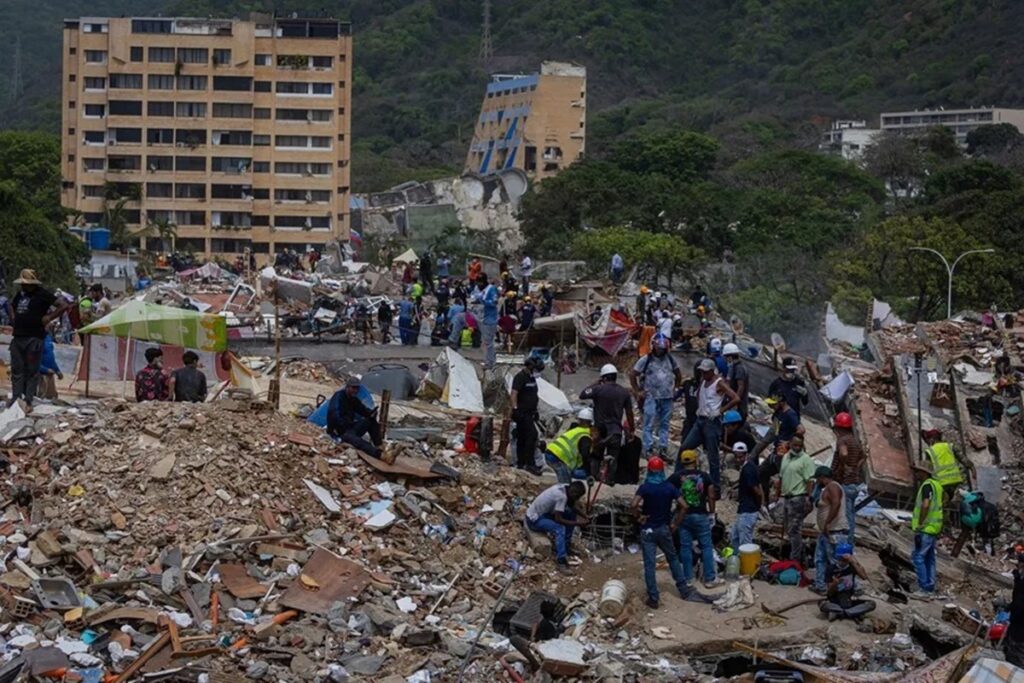 Estados Unidos refuerza las alertas por estafas relacionadas con las donaciones para Venezuela 7 En la foto, rescatistas trabajando en la zona de los terremotos en Venezuela