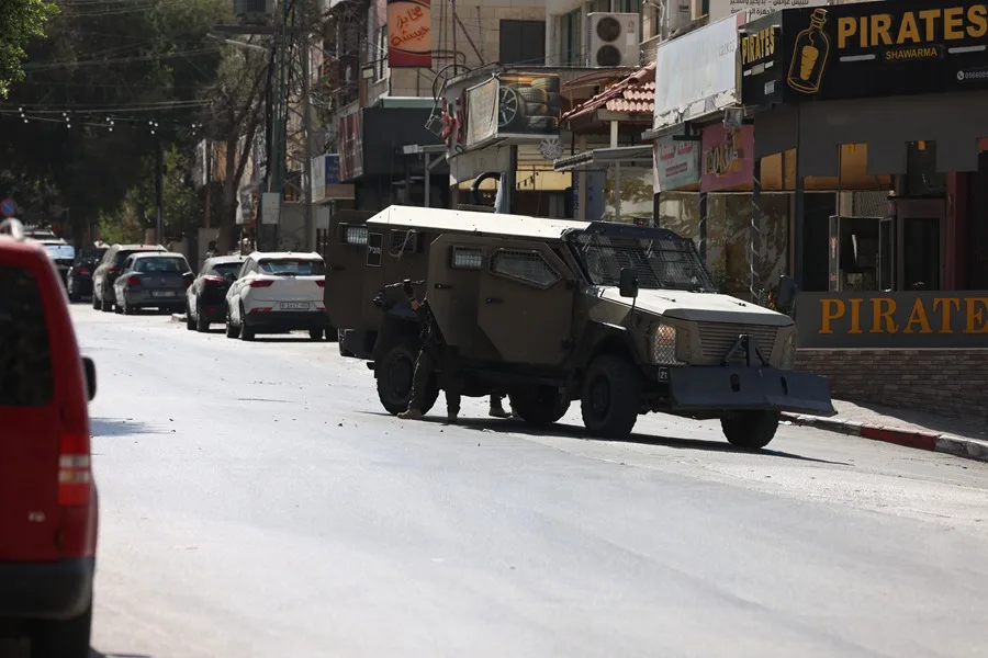 El Ejército israelí asalta localidades en una Cisjordania «al borde de la explosión» 2 En la foto, Ejército israelí en la zona de Naplusa