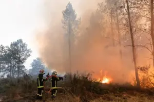 En la foto, Bomberos franceses combaten un incendio forestal en el suroeste de Francia