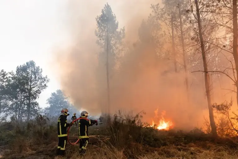 En la foto, Bomberos franceses combaten un incendio forestal en el suroeste de Francia