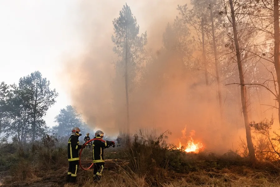 En la foto, Bomberos franceses combaten un incendio forestal en el suroeste de Francia