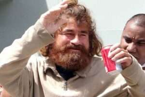 En la foto, José Salvador Alvarenga poco después de llegar a tierra
