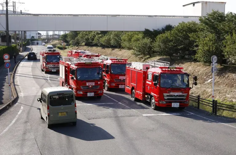 Ascienden a 30 los muertos por el terremoto de magnitud 7,1 en el sudoeste de Japón 2 En la foto, Equipos de rescate desplegados en la ciudad de Yatsushiro (Japón), tras el terremoto de 7,1