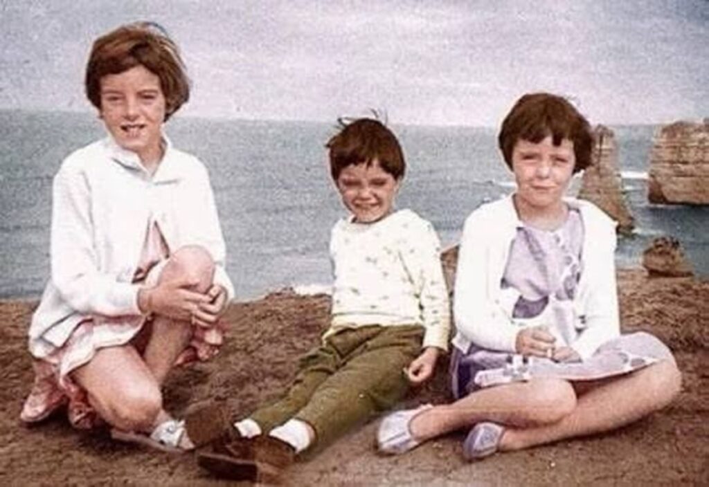 En la foto, los niños perdidos en Adelaida