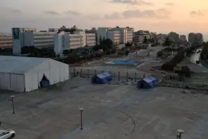 En la foto, Decenas de personas del sur de Líbano siguen desplazadas en el Estadio Ciudad Deportiva de Beirut por el temor a los ataques israelíes