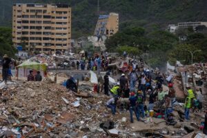 En la foto, rescatistas trabajando en la zona de los terremotos en Venezuela