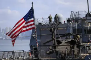 En la foto, Integrantes de las Fuerzas Armadas caminan en la cubierta del buque USS Gridley
