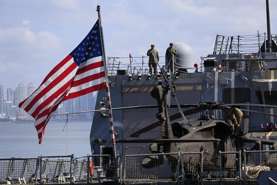 En la foto, Integrantes de las Fuerzas Armadas caminan en la cubierta del buque USS Gridley