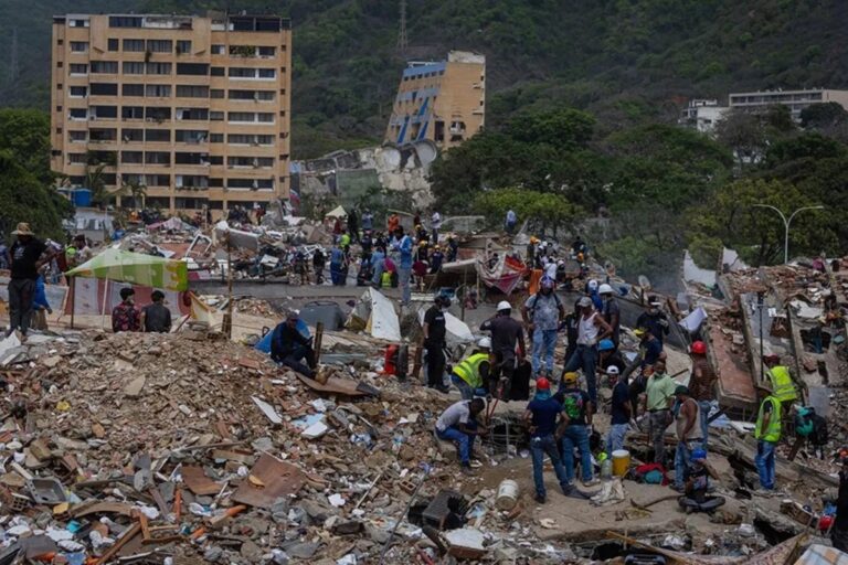 En la foto, rescatistas trabajando en la zona de los terremotos en Venezuela