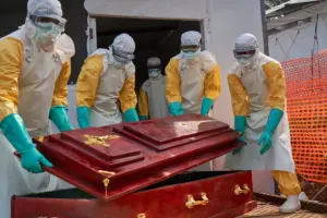 En la foto, personas con un ataúd en la RD del Congo