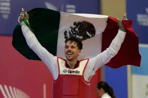 En la foto, El mexicano Iker Casas celebra tras derrotar al colombiano Miguel Trejos en la final de los -80kg del taekwondo de los Juegos Centroamericanos y del Caribe, el lunes 27 de julio de 2026, en Santo Domingo, República Dominicana