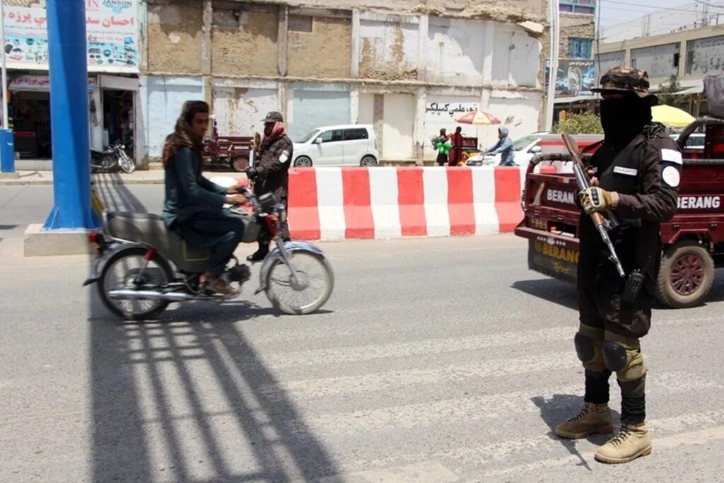 Afganistán ataca Pakistán tras los últimos bombardeos paquistaníes que causaron 28 muertos 6 En la foto, Miembros de las fuerzas de seguridad talibanes montan guardia en una calle de Kandahar, Afganistán