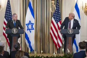 En la foto, el presidente de Estados Unidos, Donald Trump (d), y el primer ministro israelí, Benjamín Netanyahu (i), en la Casa Blanca, en Washington