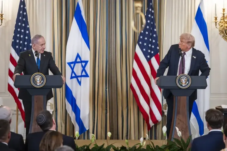 En la foto, el presidente de Estados Unidos, Donald Trump (d), y el primer ministro israelí, Benjamín Netanyahu (i), en la Casa Blanca, en Washington
