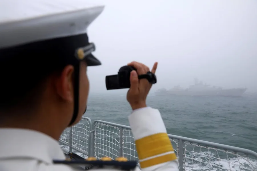 China refuerza sus «patrullas» al este de Taiwán y eleva la presión militar sobre Taipéi 2 En la foto, un miembro del personal de la Marina china
