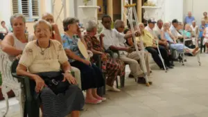 En la foto, ancianos en Cuba