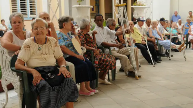 Cuba enfrenta una crisis demográfica triple, según Bloomberg 1 En la foto, ancianos en Cuba