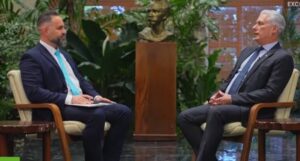 En la foto, Díaz-Canel con el periodista Oliver Zamora