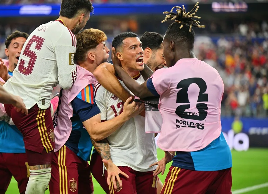 En la foto, Pedro Porro de España celebra marcar el gol de 0-2 durante el partido de semifinales de la Copa Mundial de la FIFA 2026