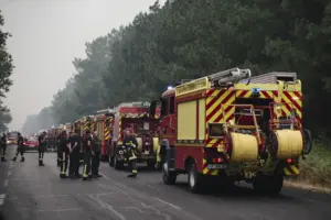 En la foto, Bomberos en la zona afectada por los incendios en Cap Ferret, Francia
