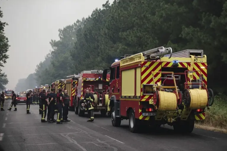 En la foto, Bomberos en la zona afectada por los incendios en Cap Ferret, Francia