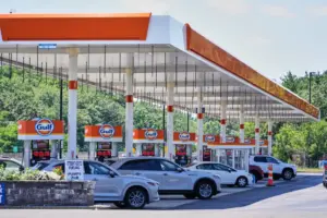 En la foto, Varios automóviles cargan combustible en una estación de servicio Gulf Oil en la autopista Massachusetts Turnpike