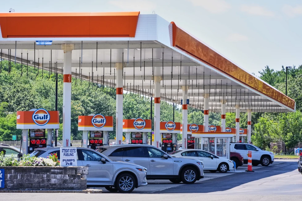 En la foto, Varios automóviles cargan combustible en una estación de servicio Gulf Oil en la autopista Massachusetts Turnpike