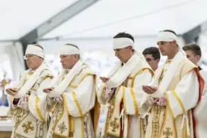 En la foto, Los nuevos obispos "lefebvrianos" durante su ordenación por la Fraternidad Sacerdotal San Pío X