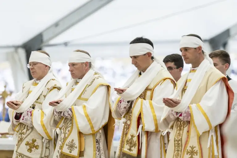 El Vaticano confirma la excomunión de los consagrantes y nuevos obispos «lefebvrianos» 1 En la foto, Los nuevos obispos "lefebvrianos" durante su ordenación por la Fraternidad Sacerdotal San Pío X