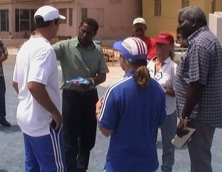 En la foto, Pedro Sáez en una calle de La Habana