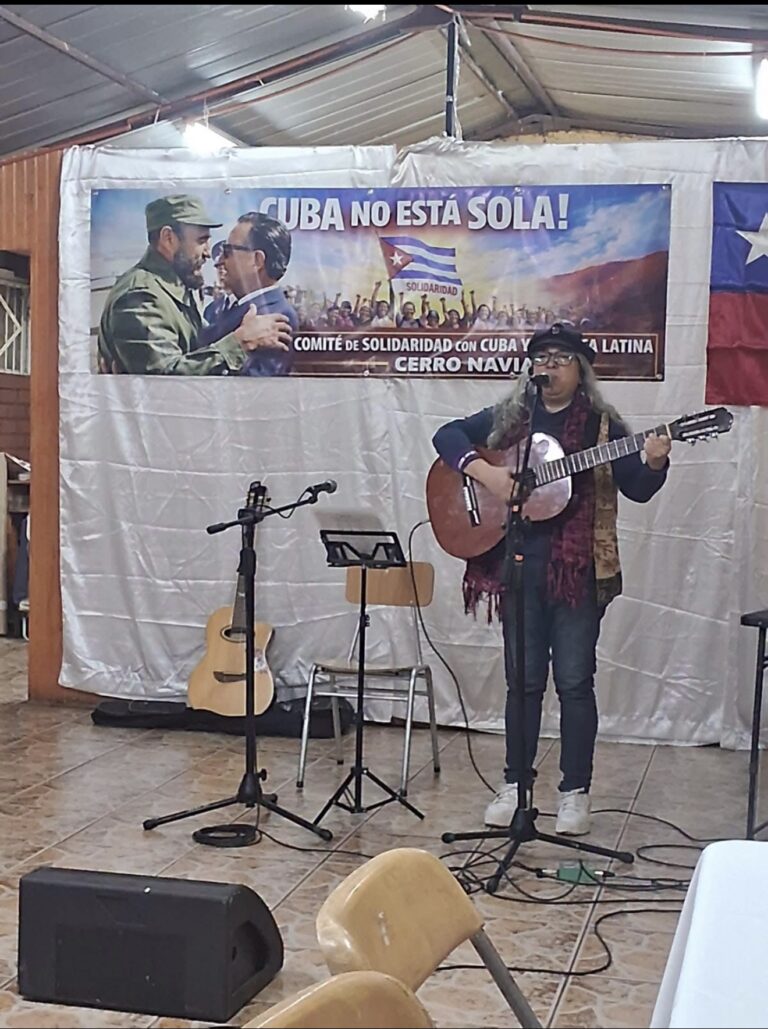 El "multitudinario" acto de solidaridad con Cuba que cabía en una sala de estar