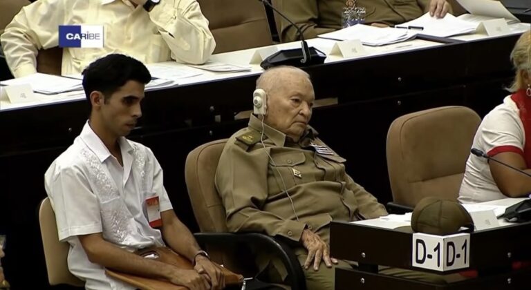 El comandante avestruz ya no escucha, pero sigue decidiendo por Cuba 1 El comandante avestruz ya no escucha, pero sigue decidiendo por Cuba
