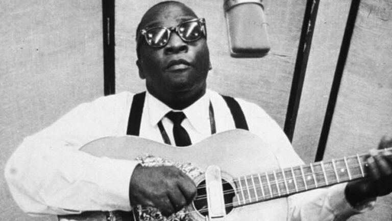 Arsenio Rodríguez: biografía del creador del son montuno 1 Arsenio Rodríguez, compositor y tresero cubano, durante una presentación musical.