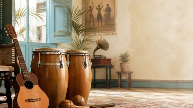 10 ritmos cubanos que influyeron en el mundo 1 Instrumentos cubanos junto a congas en una habitación luminosa