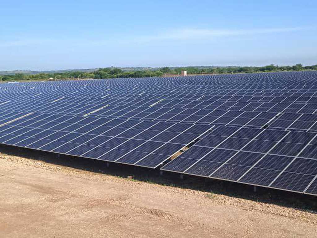 La dictadura convierte un parque solar en otra campaña de propaganda