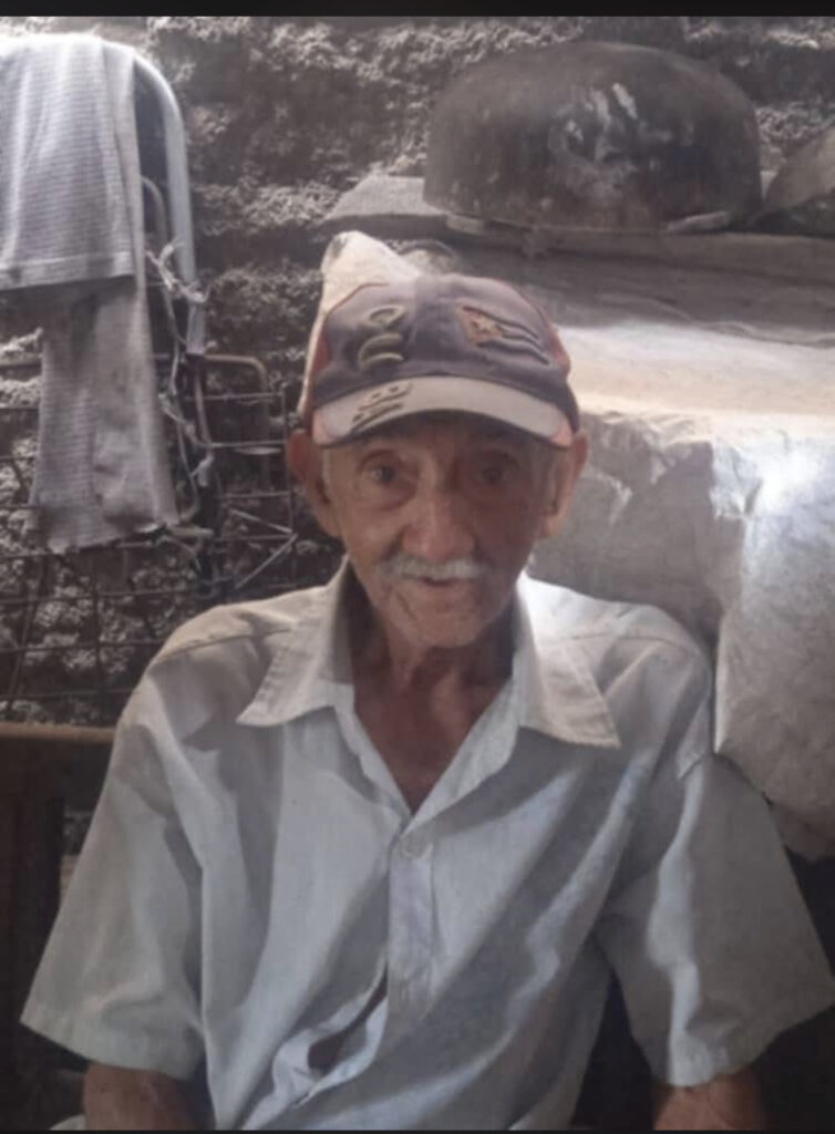 Sin techo, sin medicinas: la lucha diaria de Pablo y su papá anciano