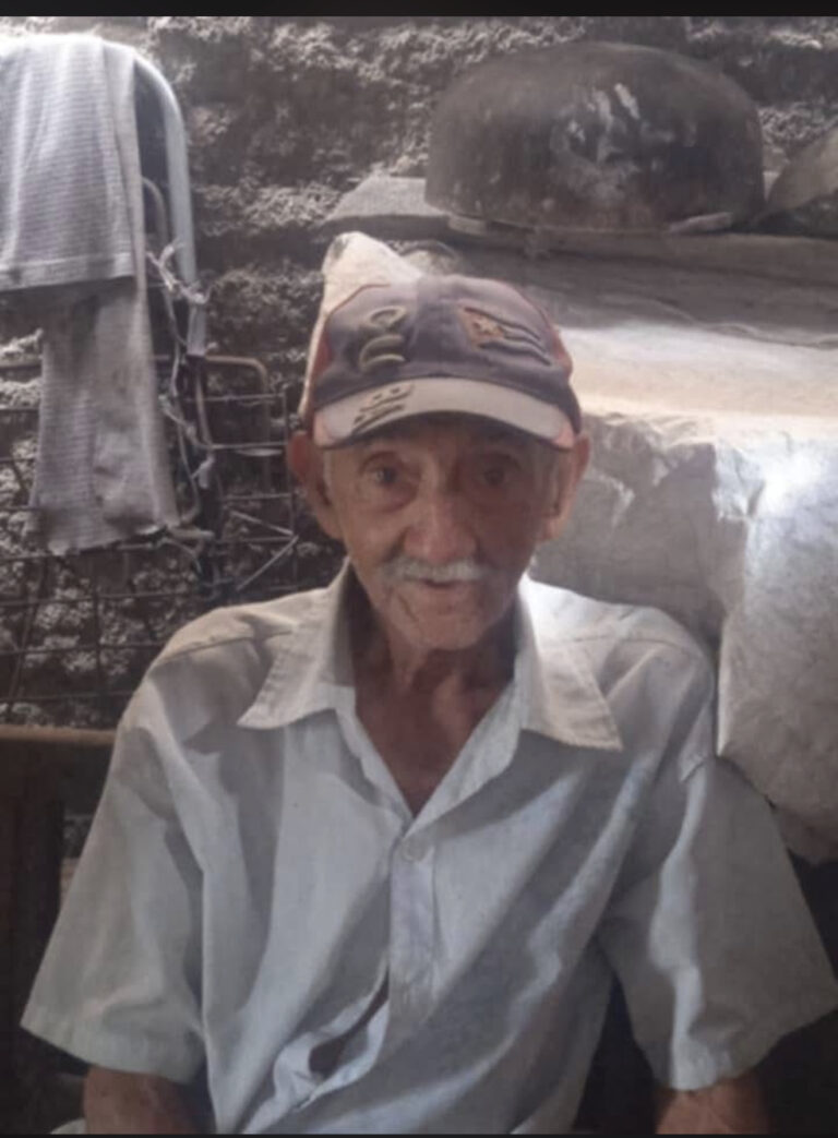 Sin techo, sin medicinas: la lucha diaria de Pablo y su papá anciano