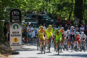 En la foto, El pelotón entrando en Mata da Albergaria en el Parque Peneda-Geres durante la séptima etapa de la Volta a Portugal