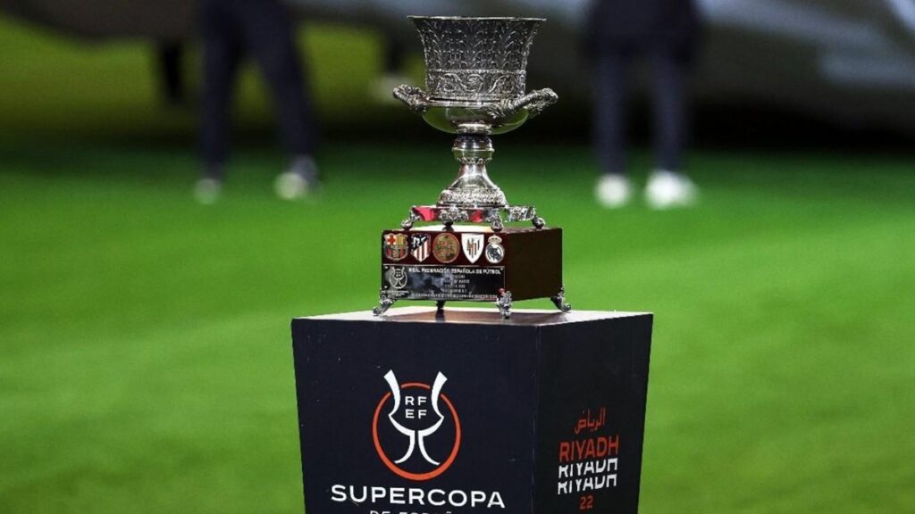 En la foto, el trofeo de la Supercopa de España