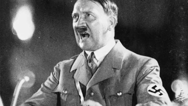 En la foto, Adolf Hitler