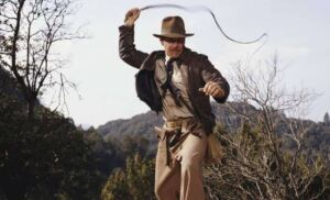 En la foto, un hombre con un látigo