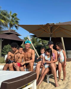 En la foto, CR7, Georgina y los hijos de la pareja, todos legalmente de ambos