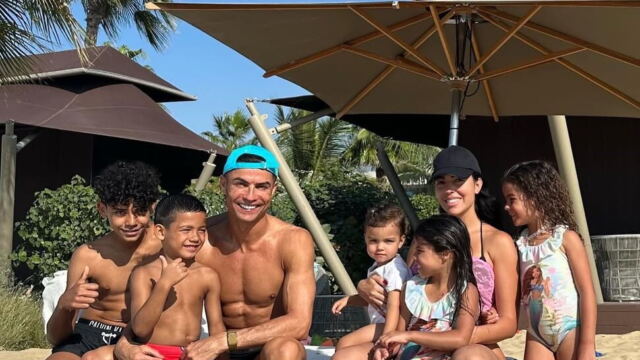 En la foto, CR7, Georgina y los hijos de la pareja, todos legalmente de ambos