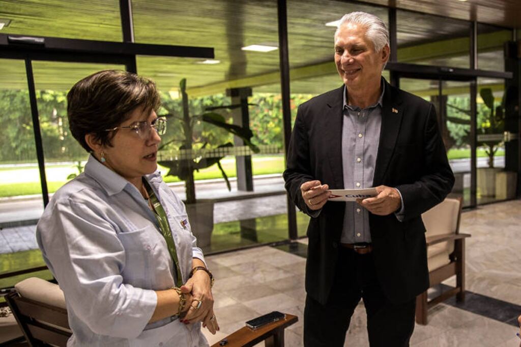 En la foto, el presidente cubano y la primera dama