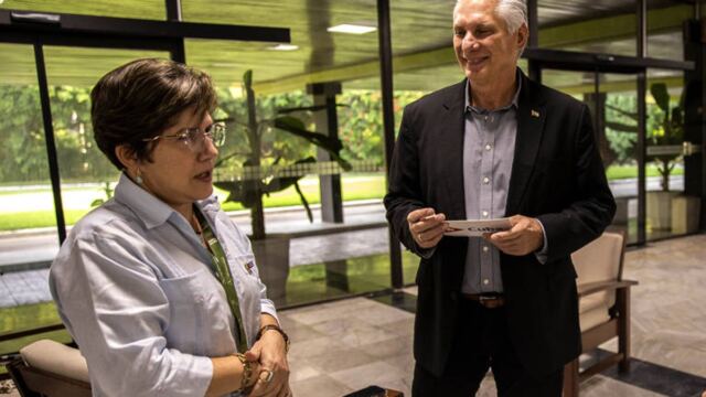 Díaz-Canel le puso la tapa al pomo 1 En la foto, el presidente cubano y la primera dama