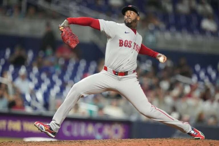 Chapman llega a 30 salvamentos en triunfo de Red Sox ante Marlins 5 En la foto, Aroldis Chapman
