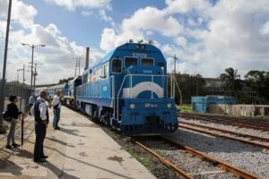 En la foto, una locomotora cubana