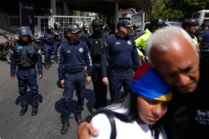 En la foto, La policía permanece en alerta para impedir que la gente se acerque al centro de detención de Helicoide después de que la multitud participara en una oración por la libertad de los presos políticos, la paz y la reconciliación en Caracas